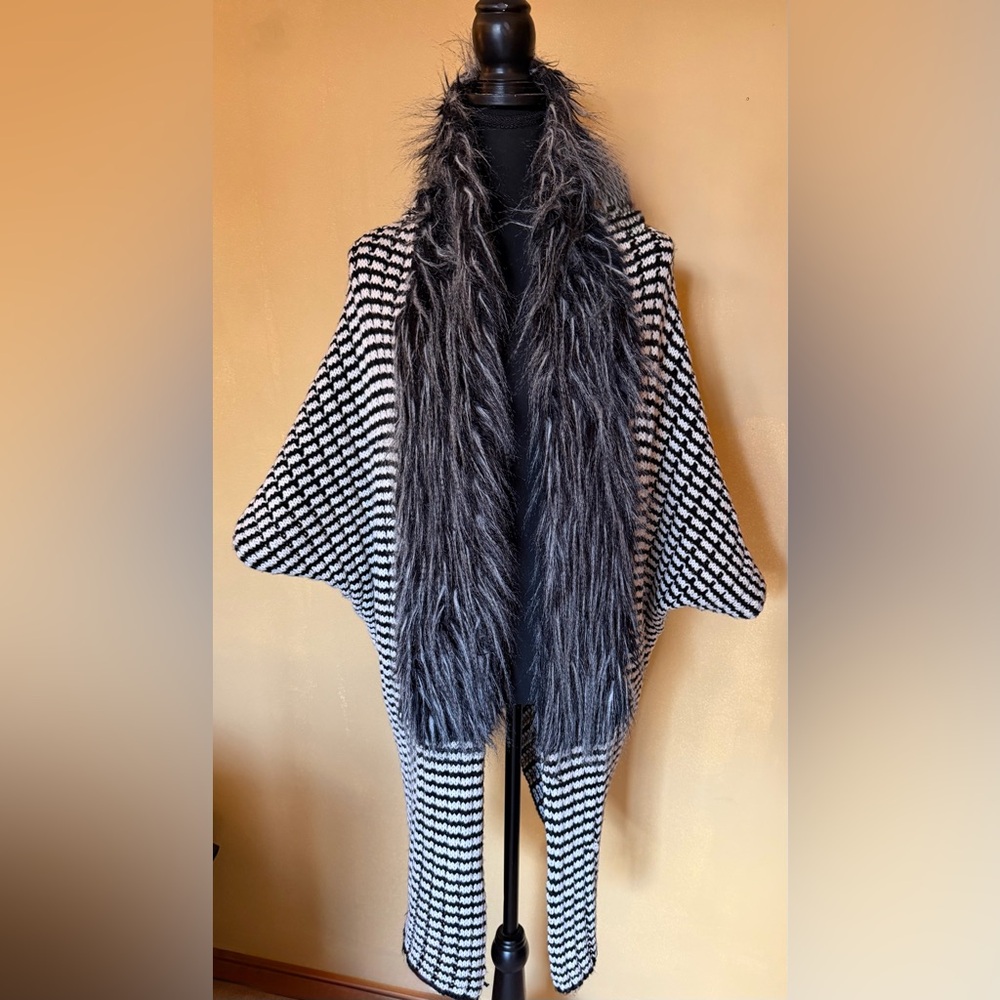 Tempo Paris - Houndstooth Faux Fur Trim Poncho Shrug